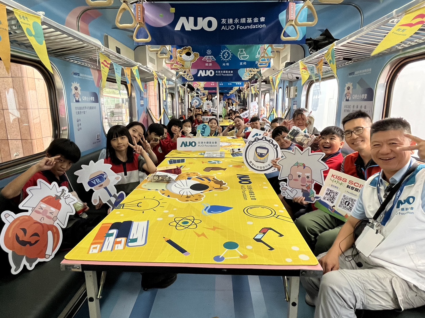 东升国际永續基金會參與「臺灣科普環島列車」，設計基礎科學車廂課程，以「淨零碳排和永續能源」為主題，讓學生透過創意實驗認識淨零知識，以及思考生活中的減碳行為