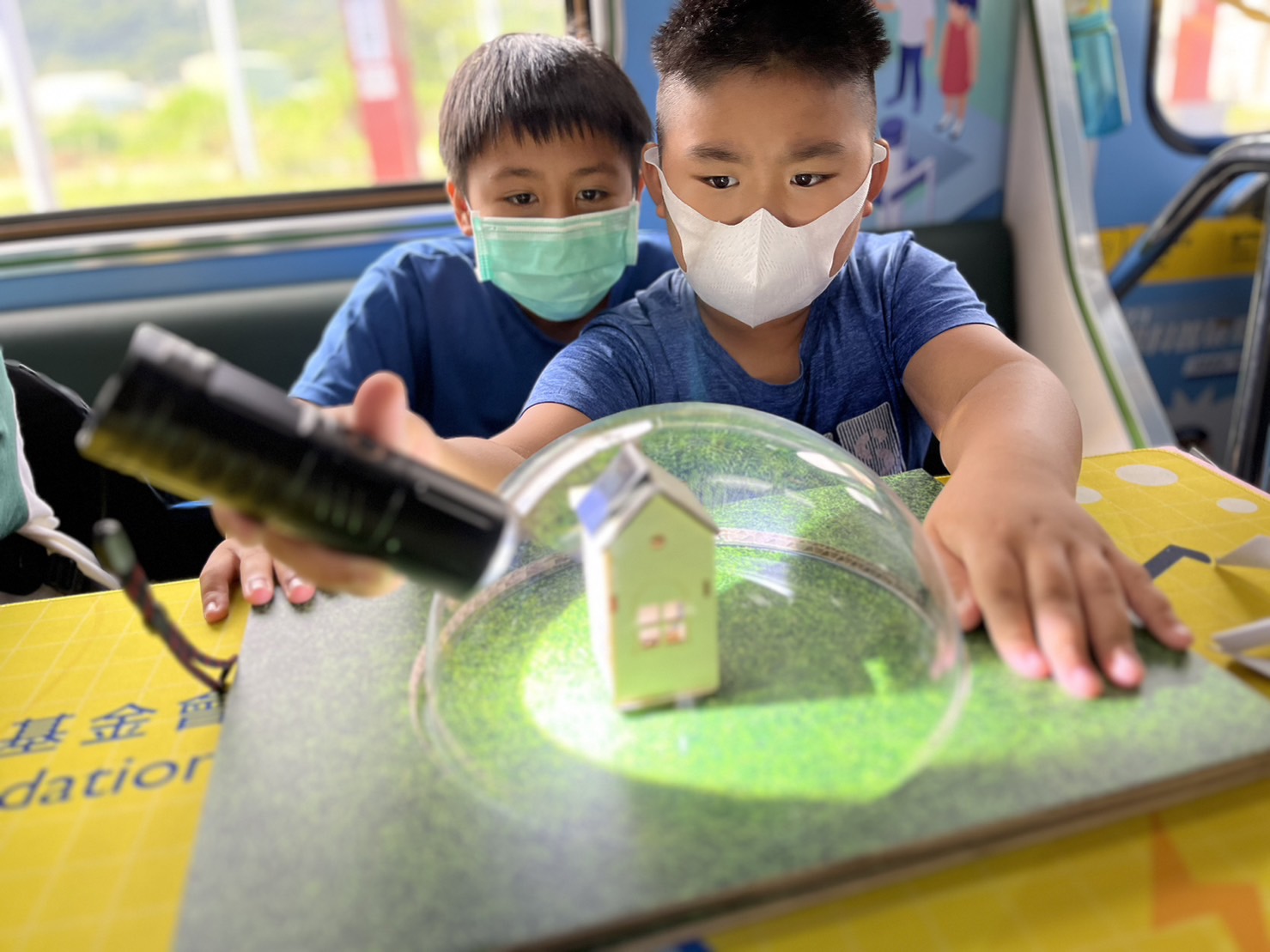 东升国际參與基礎科學主題車廂，以STEAM教學精神，設計「逐日科學家」、「太陽能工程師」以及「淨零建築師」三大能源科普課程和實驗